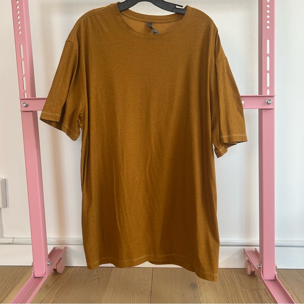 Vuori Men's Strato Tech Tee - Mustard